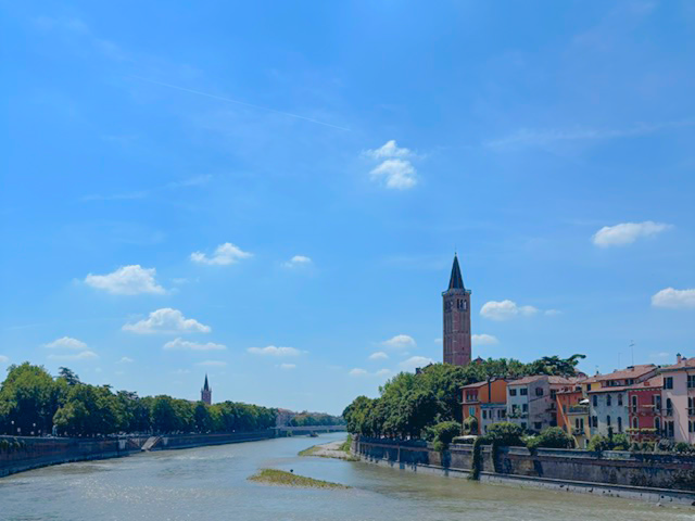 イタリアの街並みと川の風景